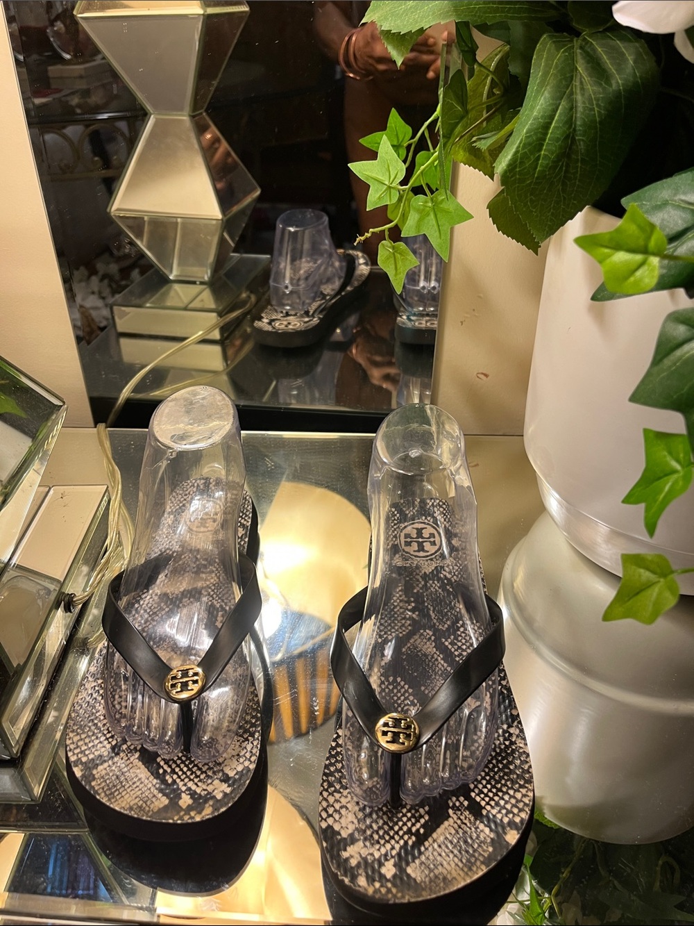 Tory Burch Black Snake-Print Logo Thong Sandals😎😎😎